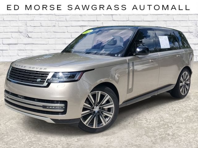 2023 Land Rover Range Rover SE in Whi/White — front three-quarter view